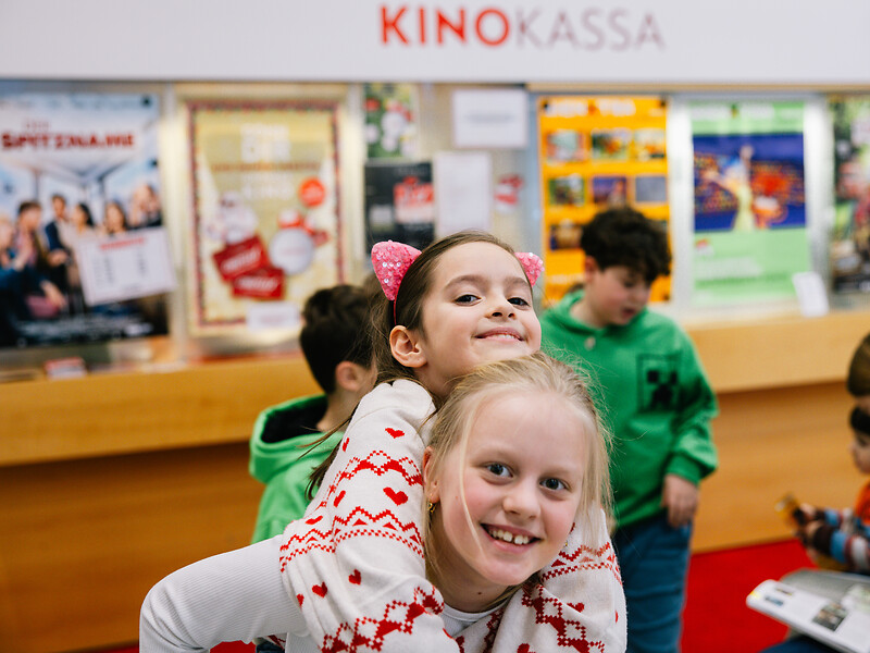 Zwei Mädchen im Kino
