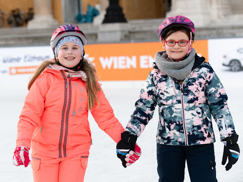 Zwei Mädchen am Eislaufplatz