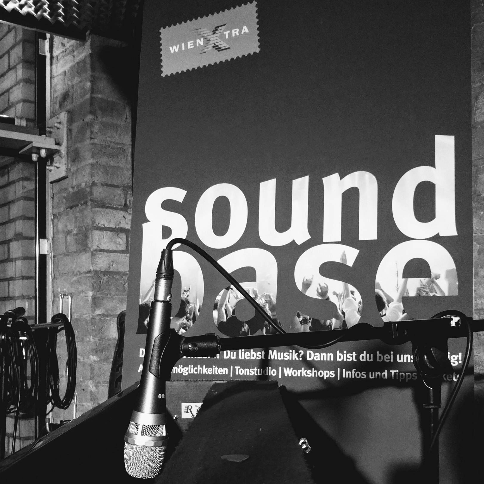 soundbase-Plakat und Mikrofon