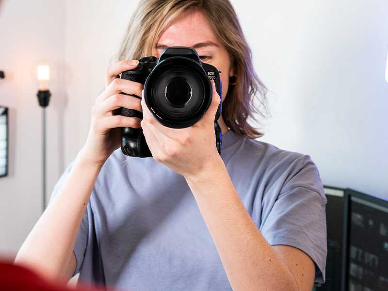 Jugendliche mit Fotoapparat