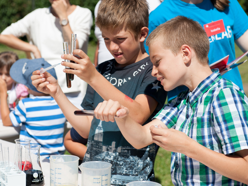 Jugendliche experimentieren im Park